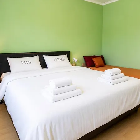 1br W/ Pools & Free Parking | Walk To