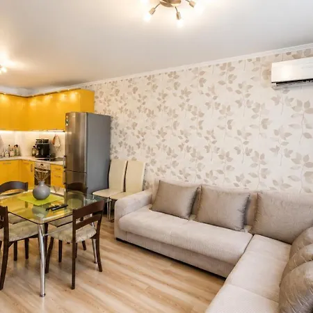 1br W/ Pools & Free Parking | Walk To *