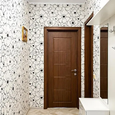 1br W/ Pools & Free Parking | Walk To