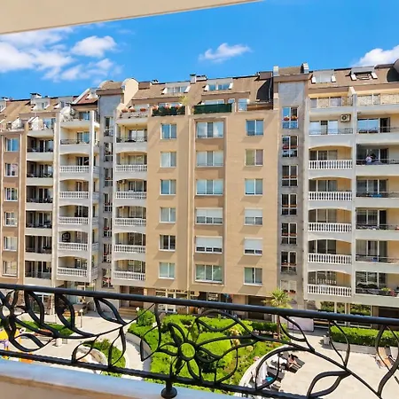 1br W/ Pools & Free Parking | Walk To Apartment *