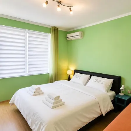 1br W/ Pools & Free Parking | Walk To Apartment